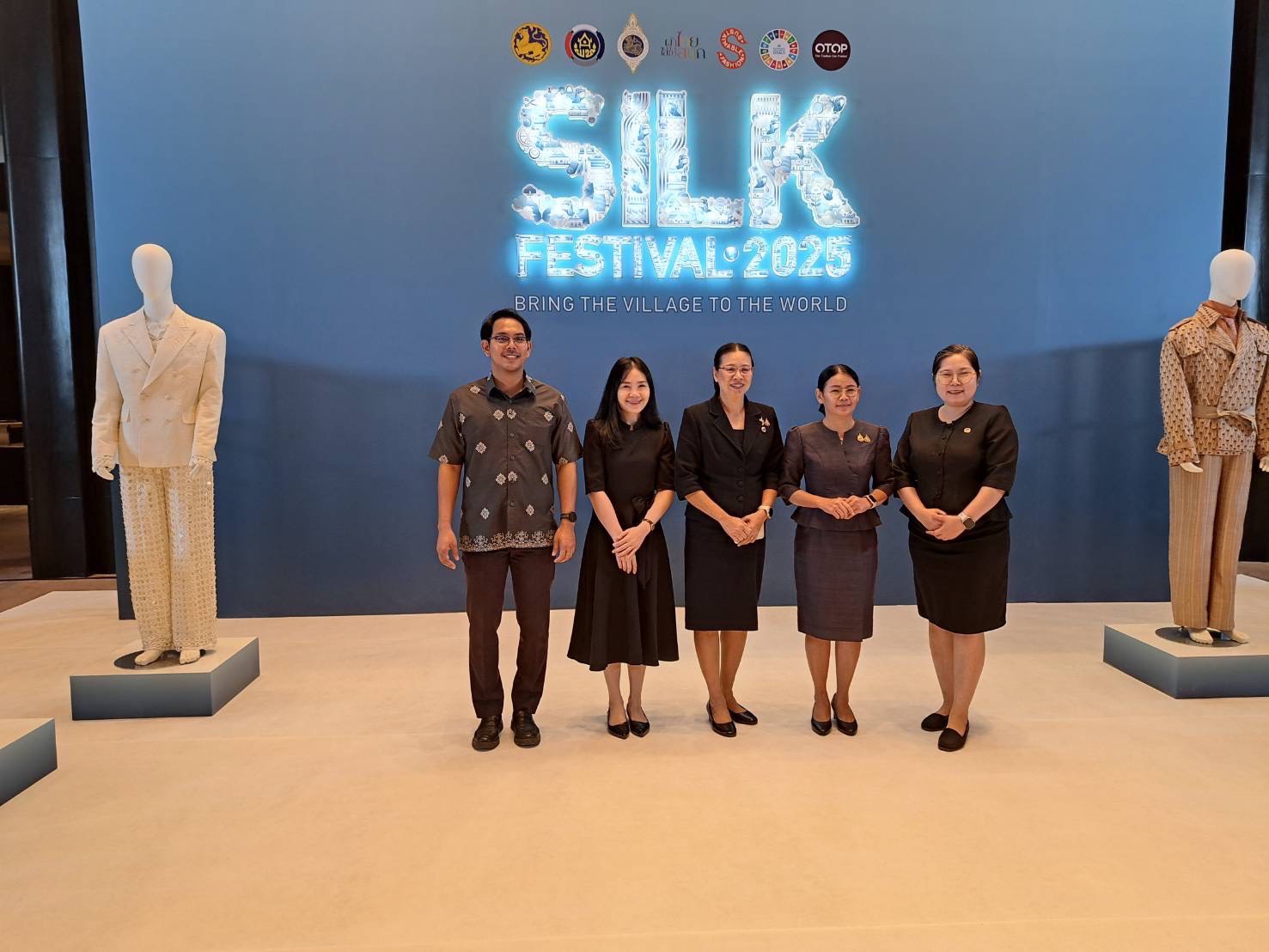 ⭐️สถาบันการพัฒนาชุมชน  💫วันจันทร์ที่ 1 ธันวาคม 2568 ณ โรงแรม WALDORF ASTORIA BANAKOK กรุงเทพฯ 🏡 นางรัชนี โพธิสัตยา ผู้อำนวยการสถาบันการพัฒนาชุมชน พร้อมด้วยเจ้าหน้าที่สถาบันการพัฒนา เข้าร่วมงานแถลงข่าวการจัดงาน Silk Festival 2025 สู่การพัฒนาที่ยั่งยืน